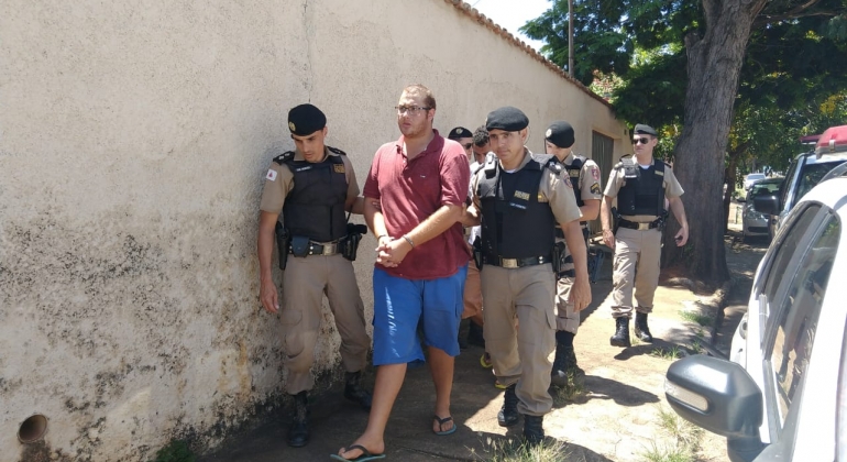 Autor de homicídio em casa noturna de Patos de Minas e comparsa são presos pela PM, veja vídeo Autor de homicídio em casa noturna de Patos de Minas e comparsa são presos pela PM, veja vídeo
