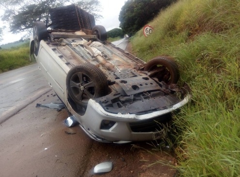 Automóvel capota na BR-354 no município de Lagoa Formosa após condutora perder controle direcional Automóvel capota na BR-354 no município de Lagoa Formosa após condutora perder controle direcional
