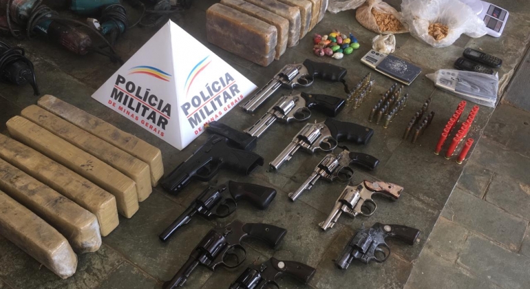 Dez armas e grande quantidade de crack e maconha são localizados enterrados em Patos de Minas Dez armas e grande quantidade de crack e maconha são localizados enterrados em Patos de Minas