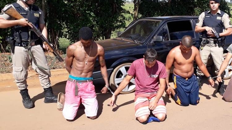 Indivíduos efetuam disparos de arma de fogo na zona rural de Carmo do Paranaíba e acabam detidos Indivíduos efetuam disparos de arma de fogo na zona rural de Carmo do Paranaíba e acabam detidos