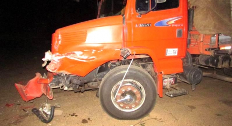 Durante manobra motorista embriagado atinge caminhão em Posto de Combustível no município de Lagoa Formosa Durante manobra motorista embriagado atinge caminhão em Posto de Combustível no município de Lagoa Formosa