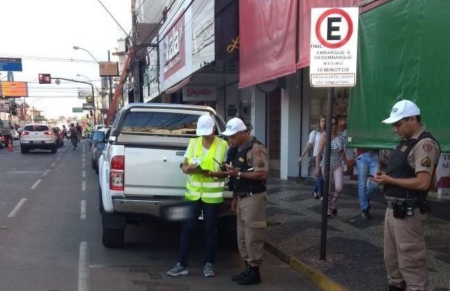 Guarda de transito de Patos de Minas tem autoridade para fiscalizar documentos e até multar Guarda de transito de Patos de Minas tem autoridade para fiscalizar documentos e até multar