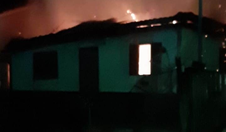 Incêndio destrói residência no Bairro Saltador em Presidente Olegário Incêndio destrói residência no Bairro Saltador em Presidente Olegário