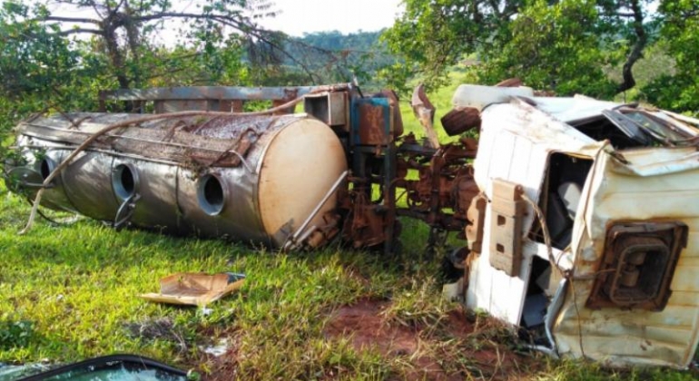 Caminhão tanque cai em despenhadeiro e motorista fica ferido Caminhão tanque cai em despenhadeiro e motorista fica ferido