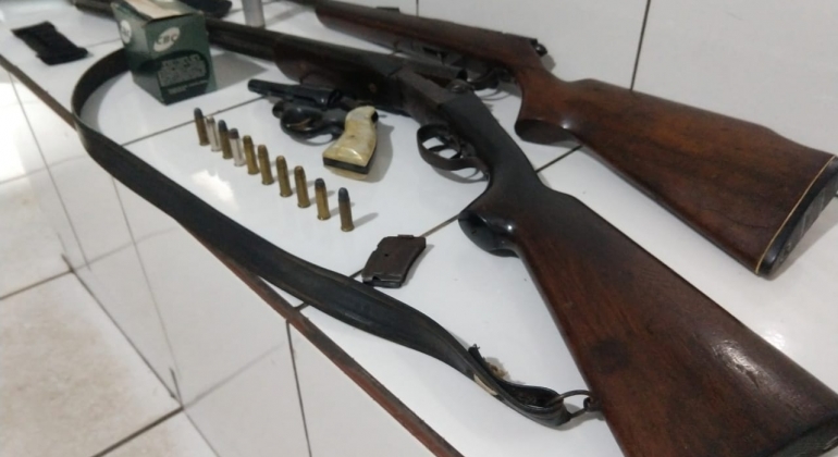 Polícia Militar encontra armas e munições após mulher denunciar marido por agressão