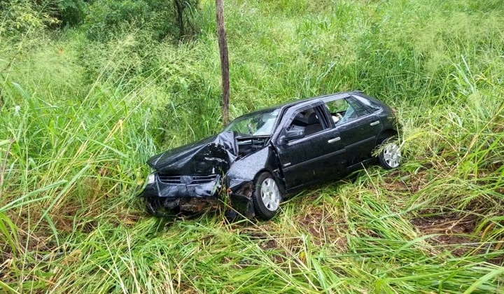 Automóvel cai em ribanceira e deixa casal ferido na MGC-354 próximo à Patos de Minas Automóvel cai em ribanceira e deixa casal ferido na MGC-354 próximo à Patos de Minas
