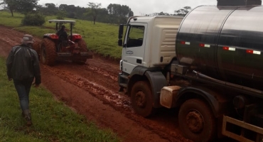 Atoleiro em estrada da região de Onça em Patos de Minas deixa moradores sem conduções 