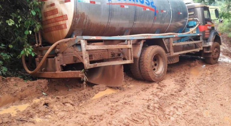 Estradas de Água Limpa no município de Carmo do Paranaíba estão precárias e fazendeiros pedem solução 