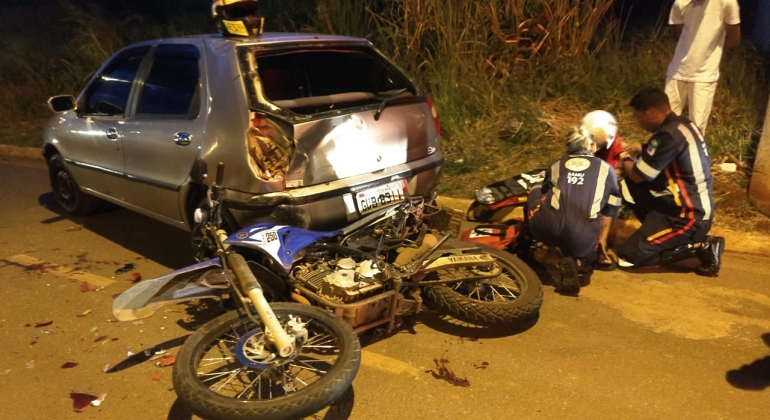 Acidente na Avenida Marabá deixa motoqueiros feridos em Patos de Minas