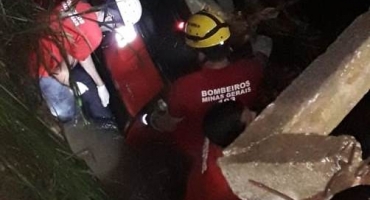 Tragédia: Carro cai de ponte e cinco pessoas morrem em Serra do Salitre Tragédia: Carro cai de ponte e cinco pessoas morrem em Serra do Salitre