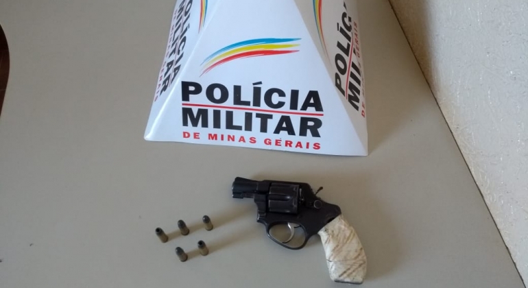 Indivíduos armados cometem roubo em Carmo do Paranaíba e deixam revólver para trás 
