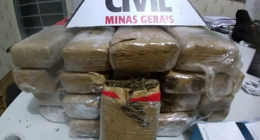 Polícia Civil de Patos de Minas apreende 20 quilos de maconha e prende 4 suspeitos de tráfico Polícia Civil de Patos de Minas apreende 20 quilos de maconha e prende 4 suspeitos de tráfico