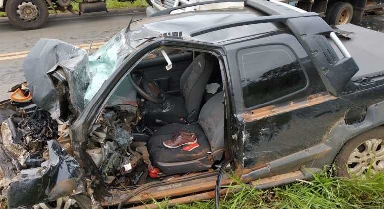 Colisão frontal envolvendo três veículos deixa uma pessoa gravemente ferida na MGC-354 Colisão frontal envolvendo três veículos deixa uma pessoa gravemente ferida na MGC-354