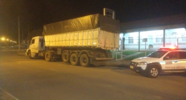 Bandidos roubam tratores em Rio Paranaíba e abandonam caminhão durante perseguição da PM Bandidos roubam tratores em Rio Paranaíba e abandonam caminhão durante perseguição da PM