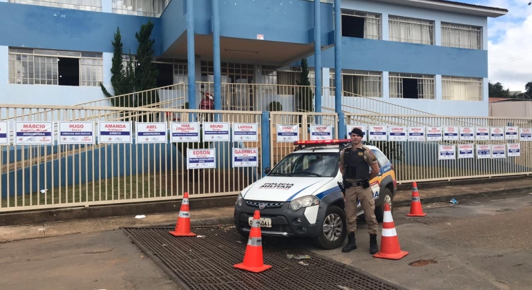 Polícia Militar de Carmo do Paranaíba reforça policiamento em frente às escolas da cidade Polícia Militar de Carmo do Paranaíba reforça policiamento em frente às escolas da cidade