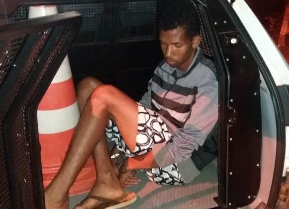 Rapaz simula estar armado e toma celular de vítima em Lagoa Formosa Rapaz simula estar armado e toma celular de vítima em Lagoa Formosa