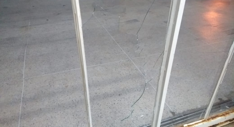 Menor de 17 anos chuta e quebra vidros de porta da UPA em Carmo do Paranaíba Menor de 17 anos chuta e quebra vidros de porta da UPA em Carmo do Paranaíba
