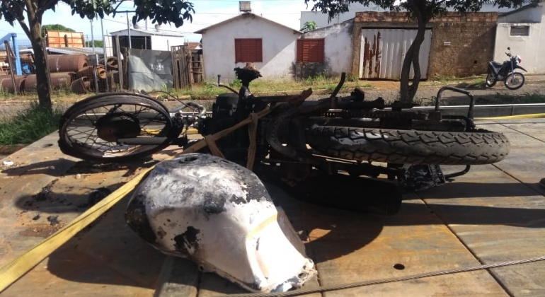 Ladrões invadem fazenda na região de Almas rendem moradores e roubam motocicleta e mercadorias Ladrões invadem fazenda na região de Almas rendem moradores e roubam motocicleta e mercadorias