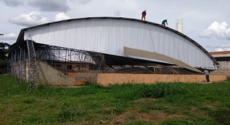 Cobertura de escola arrancada com temporal está sendo reconstruída em Carmo do Paranaíba