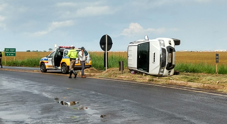 Motorista perde controle direcional ao fazer rotatória e tomba caminhonete em Patos de Minas Motorista perde controle direcional ao fazer rotatória e tomba caminhonete em Patos de Minas