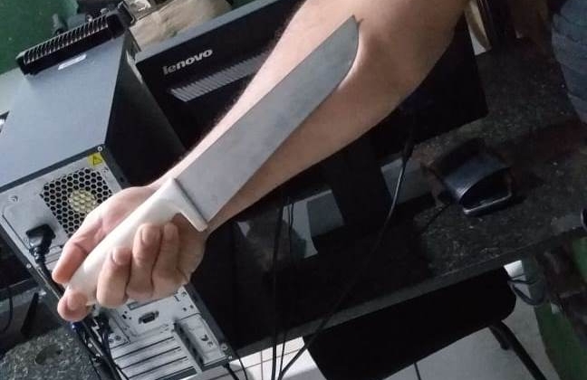 PM prende autor de roubo e apreende faca usada para cometer o crime PM prende autor de roubo e apreende faca usada para cometer o crime