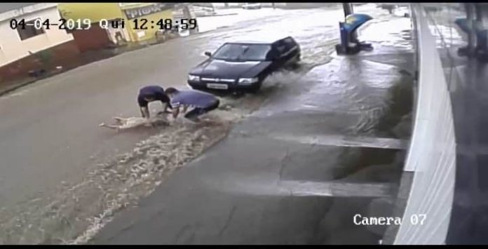Criança é salva sendo arrastada por enxurrada em São Gotardo Criança é salva sendo arrastada por enxurrada em São Gotardo