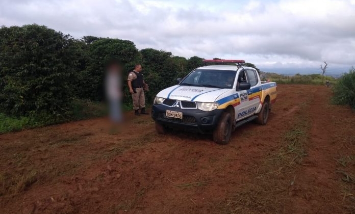 Homem é flagrado furtando café no “pé” em Carmo do Paranaíba Homem é flagrado furtando café no “pé” em Carmo do Paranaíba