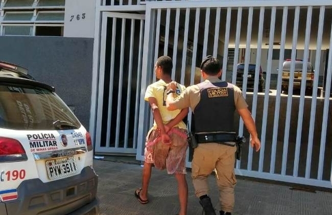 Suspeitos de envolvimento em morte no Bairro Sorriso são levados para a delegacia Suspeitos de envolvimento em morte no Bairro Sorriso são levados para a delegacia