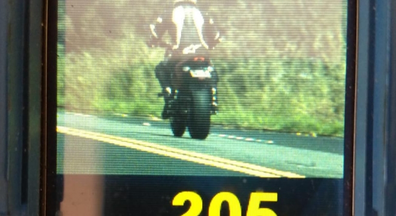PRF de Patos de Minas flagra motociclista trafegando a mais de 200 Km/h na BR-365 PRF de Patos de Minas flagra motociclista trafegando a mais de 200 Km/h na BR-365