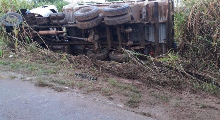 Automóvel sofre aquaplanegem e provoca grave acidente na BR-354 próximo a São Gotardo Automóvel sofre aquaplanegem e provoca grave acidente na BR-354 próximo a São Gotardo
