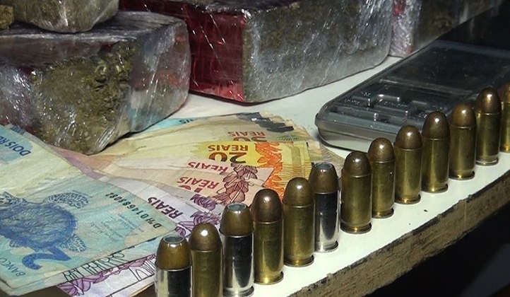 Mulher de 22 anos é presa com maconha, ecstasy, cocaína e munições Mulher de 22 anos é presa com maconha, ecstasy, cocaína e munições