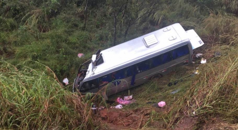 Micro-ônibus cai em ribanceira e criança de 3 anos morre na BR-365 Micro-ônibus cai em ribanceira e criança de 3 anos morre na BR-365