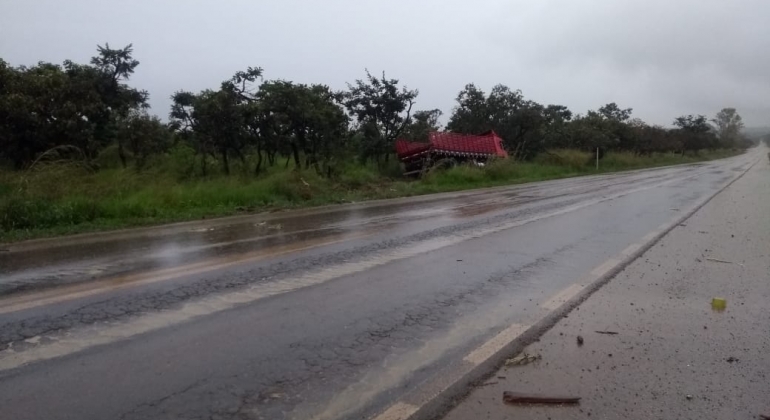 Caminhão derrapa e sai da pista na BR-354 no município de Carmo do Paranaíba Caminhão derrapa e sai da pista na BR-354 no município de Carmo do Paranaíba