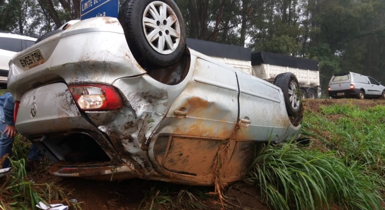 Condutora de automóvel perde controle direcional durante aquaplanagem e veículo capota Condutora de automóvel perde controle direcional durante aquaplanagem e veículo capota