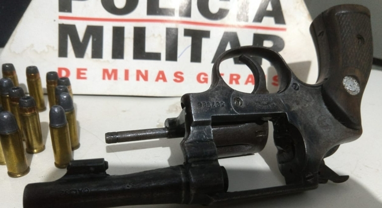 PM aborda suspeito em Patos de Minas e encontra arma e munições PM aborda suspeito em Patos de Minas e encontra arma e munições