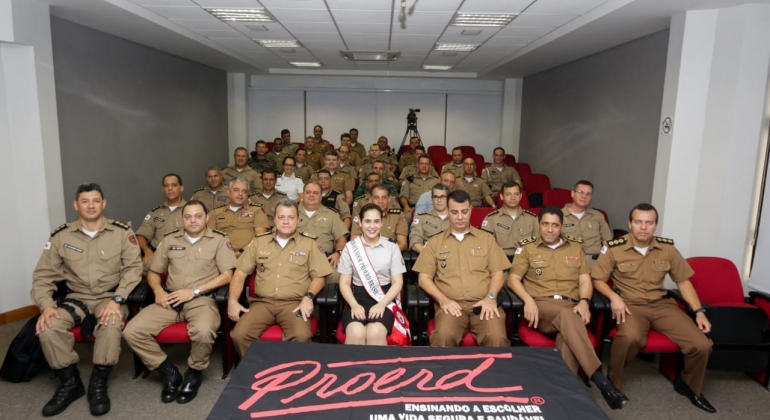Embaixadora do PROERD Brasil, do Colégio Tiradentes Patos de Minas, é recebida por autoridades na capital Embaixadora do PROERD Brasil, do Colégio Tiradentes Patos de Minas, é recebida por autoridades na capital