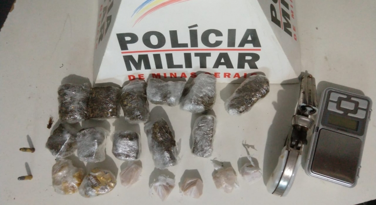 Casal é detido em Patos de Minas com balança de precisão, arma e drogas Casal é detido em Patos de Minas com balança de precisão, arma e drogas