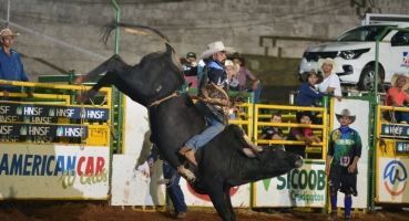 Primeiro domingo da Fenamilho é marcado por Rodeio Caça-Talentos e show do Bita