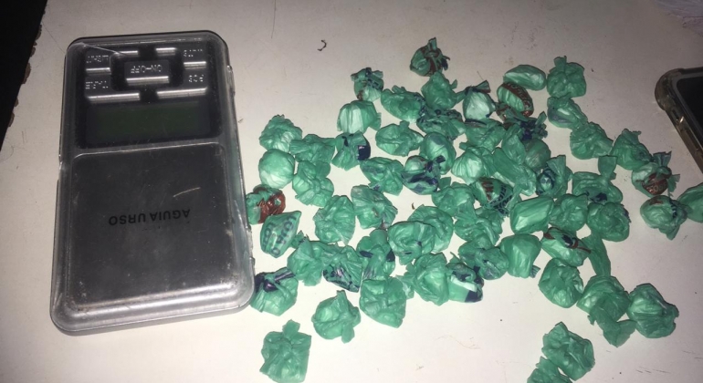 PM apreende drogas e encaminha suspeitos para a delegacia em Patos de Minas