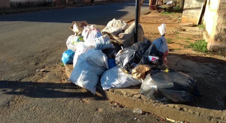 Recolhimento de lixo em Carmo do Paranaíba é terceirizado e população reclama de atraso
