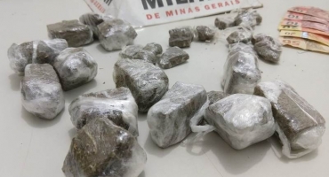 Homem é preso suspeito de tráfico no Bairro Jardim Esperança em Patos de Minas Homem é preso suspeito de tráfico no Bairro Jardim Esperança em Patos de Minas