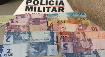 PM de Carmo do Paranaíba encaminha suspeitos de tráfico de drogas para a delegacia PM de Carmo do Paranaíba encaminha suspeitos de tráfico de drogas para a delegacia