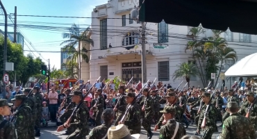Com desfile na Avenida Getúlio Vargas Patos de Minas comemora 127 anos
