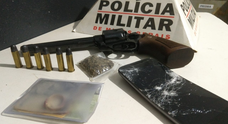 Arma de fogo, droga e três pessoas são detidas após abordagem de carro suspeito em Patos de Minas