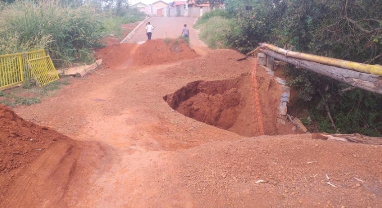 Ciclista fica ferido após queda de bicicleta tentando desviar de buraco em travessia interditada 