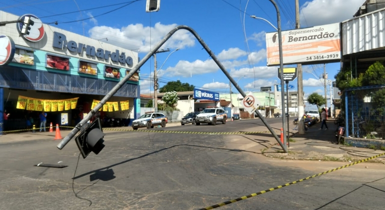 Caminhão com carga acima da altura permitida danifica semáforos em Patos de Minas Caminhão com carga acima da altura permitida danifica semáforos em Patos de Minas