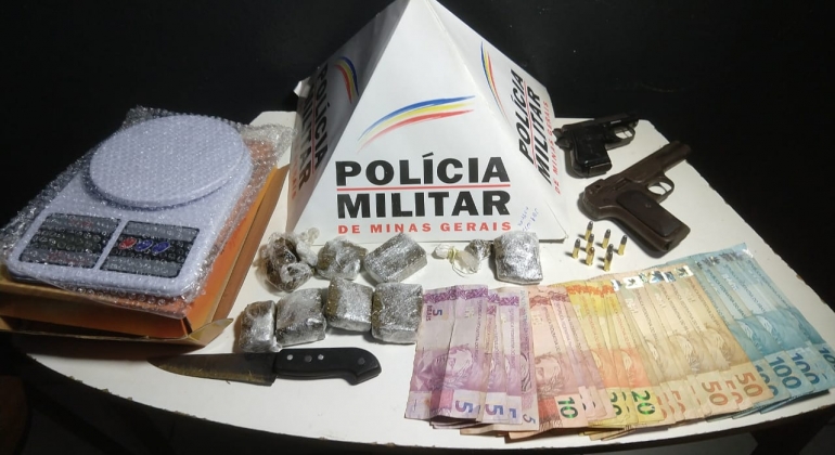 PM localiza armas, munições, drogas, balança e dinheiro no Bairro Nossa Senhora de Fátima PM localiza armas, munições, drogas, balança e dinheiro no Bairro Nossa Senhora de Fátima