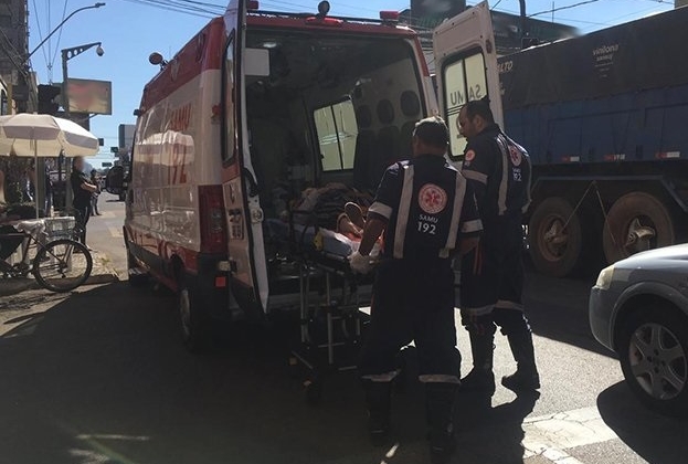 Motociclista se distrai e bate em veículo na Rua Major Gote