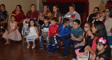 Centro Educacional Infantil Estrelinha do Saber realiza evento para comemorar o mês das mães