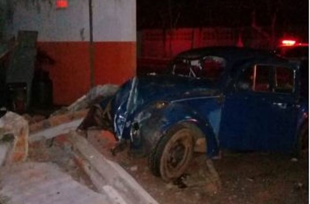 Motorista de fusca derruba muro de imóvel e fica ferido na cidade de Lagoa Formosa